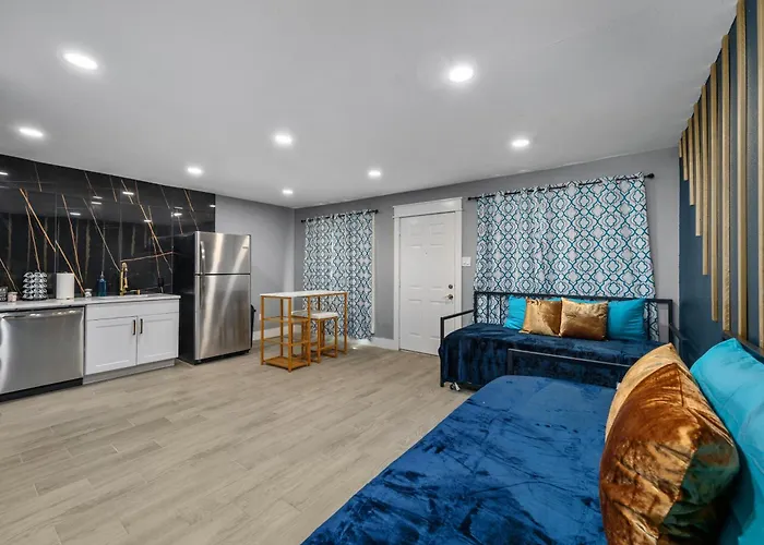 Heights 1Br Chic Apt With King Bed & Pool