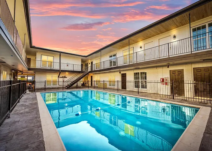 Heights 1Br Chic Apt With King Bed & Pool