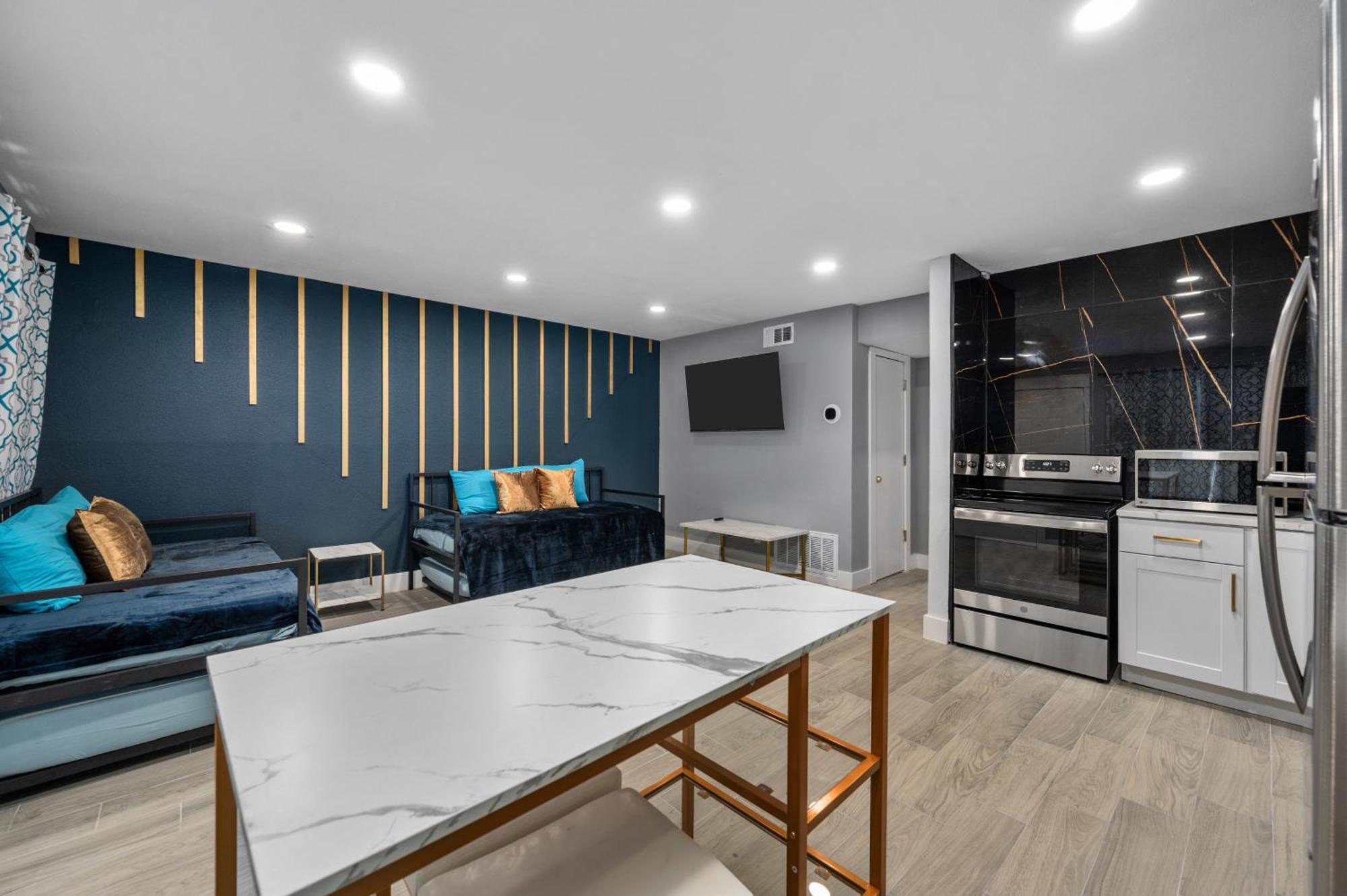 Heights 1br Chic Apt With King Bed & Pool
