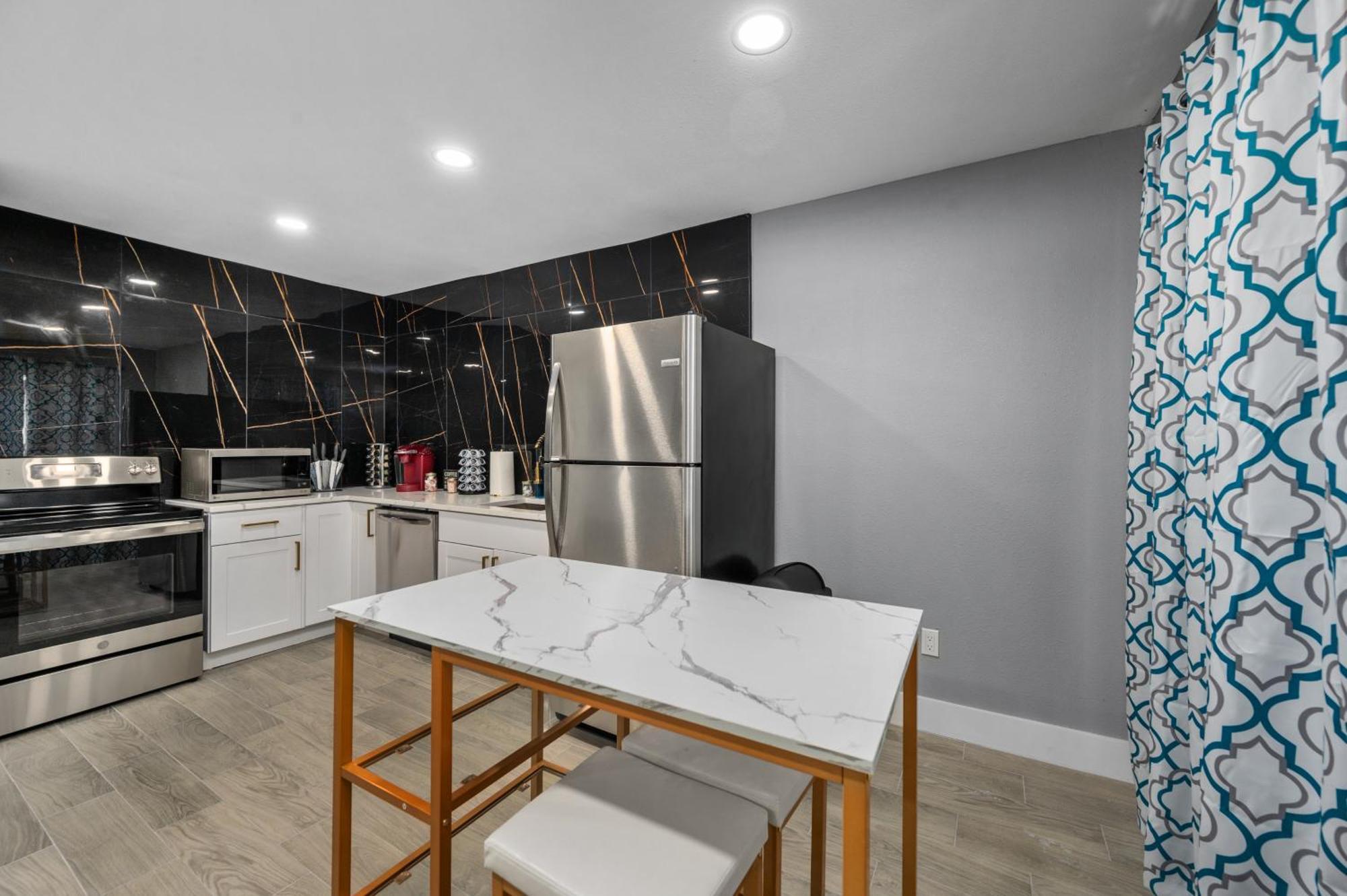 Apartment Heights 1br Chic Apt With King Bed & Pool
