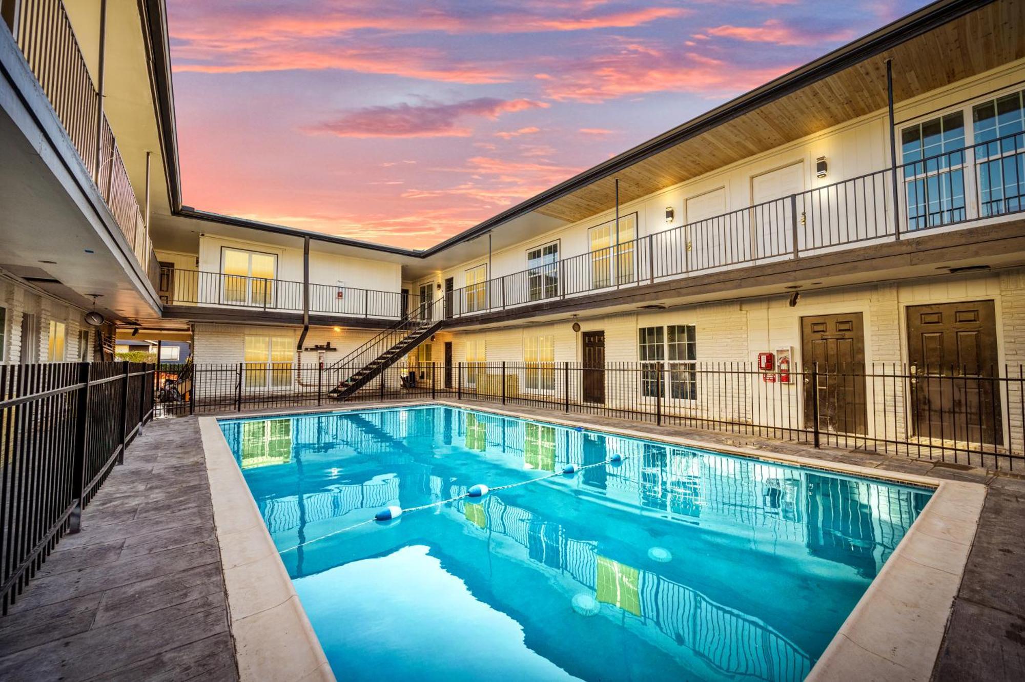 Heights 1br Chic Apt With King Bed & Pool Houston